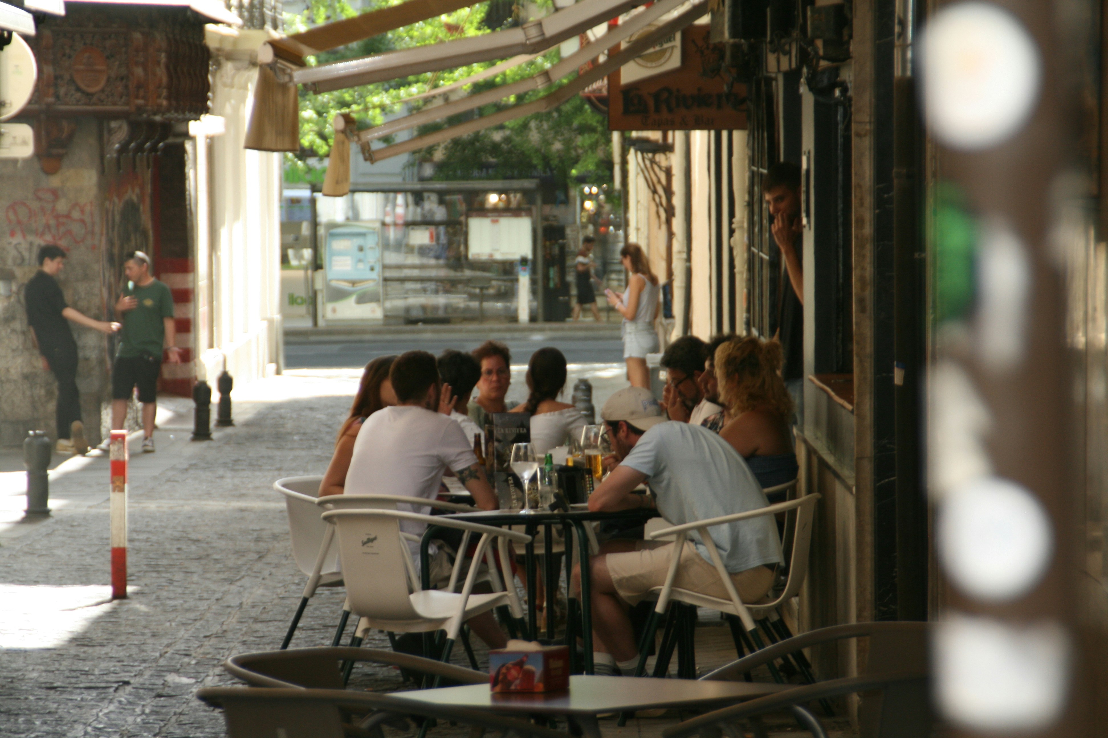 Foodies dining outdoors